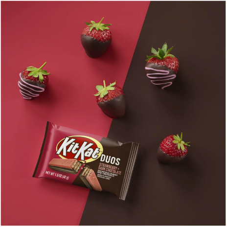 KIT KAT®, DUOS स्ट्रॉबेरी फ्लेवर वाली क्रीम और डार्क चॉकलेट वेफ़र कैंडी, 1.5 oz